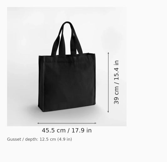 Svart tygkasse i återvunnen bomull med eget tryck (Chevron Handle Shopper), 407 g/m², 45,5 x 39 x 12,5 cm — måttdiagram med bredd, höjd och bottendjup