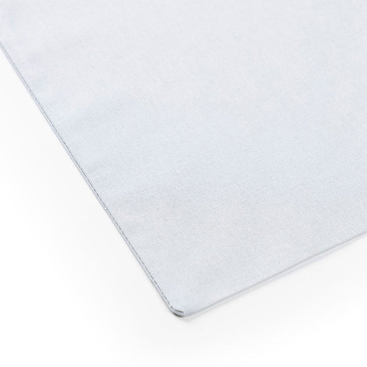 Detalle de cerca de una bolsa de tela gris claro con estampado personalizado, 140 g/m²