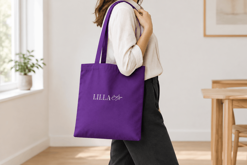 Violetti kangaskassi olalla kannettuna