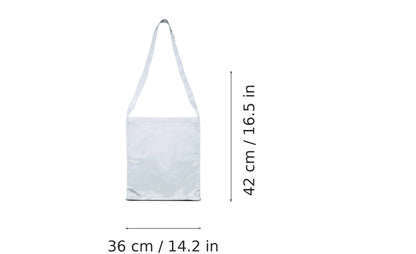 Hvid mulepose med skulderrem og eget tryk, 130 g/m², 36 × 42 cm, vist med mål for bredde og højde