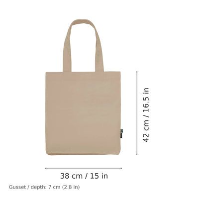 Sandbeige mulepose i økologisk twill med eget tryk, 210 g/m², 38 × 42 cm med 7 cm kile, vist med mål for bredde og højde