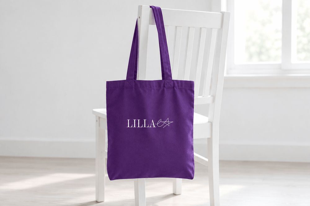 Violetti kangaskassi valkoisella logopainatuksella
